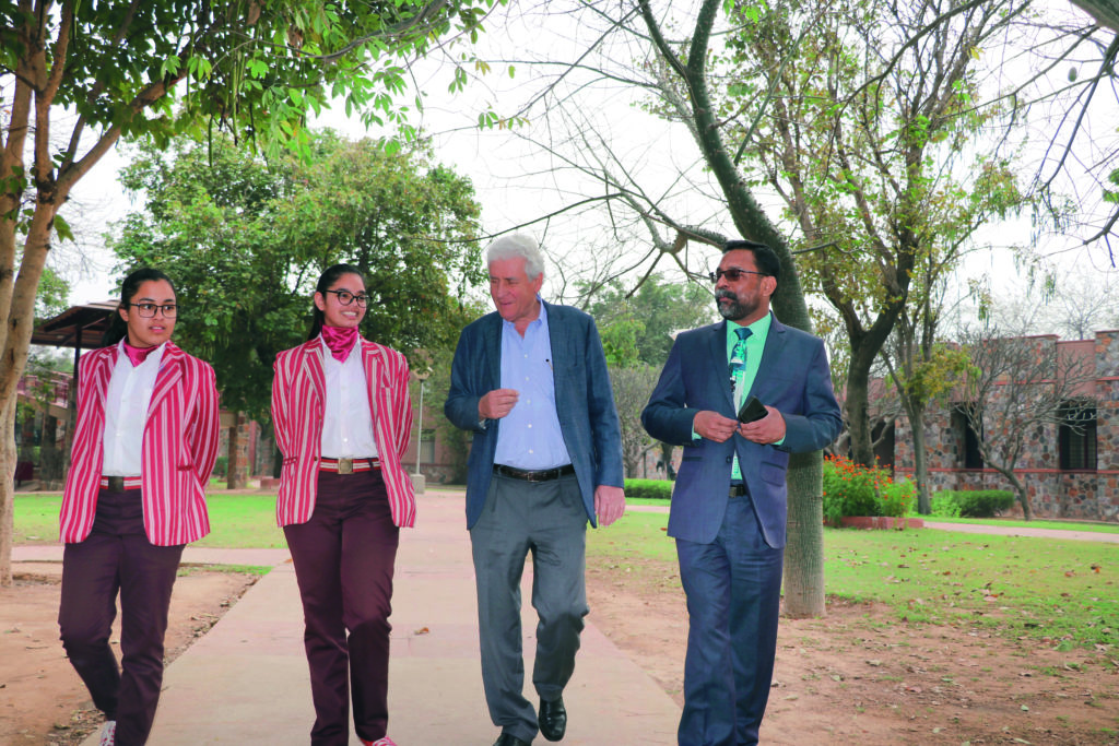 Franz-W. Aumund in animated conversation with two students at the Sagar School in India. The school belongs to the international Round Square Network. The Aumund Foundation awards scholarships to children from underprivileged families to enable young people to attend a Round Square School.